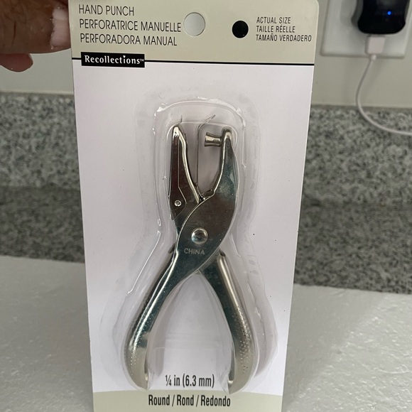 NWOT Manual Hole punch STILL in Package. Never used - Picture 2 of 4